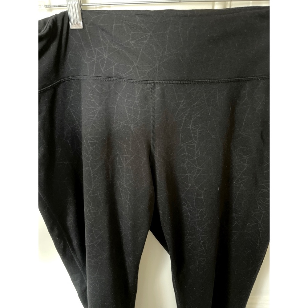 Kirkland Signature XL Black & Gray Geometric Print Leggings. - Picture 4 of 10